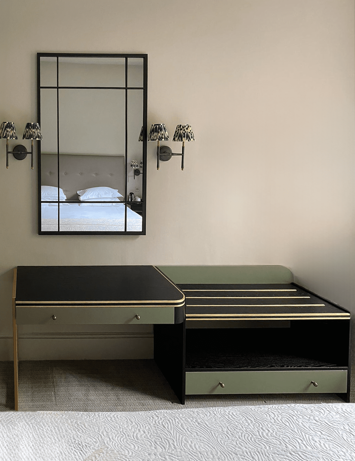 hote room green and black shkaf edited